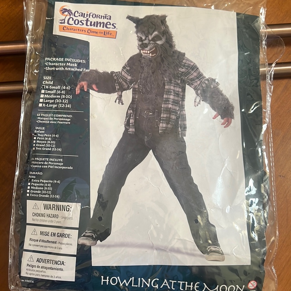 Boys Halloween costume howling at the Moon says 4 to 6 extra small